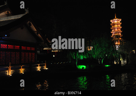 Beleuchtete Häuser und Brücken sind ein schöner Anblick in der Nacht in Guilin, Südchina Stockfoto