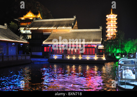 Beleuchtete Häuser und Brücken sind ein schöner Anblick in der Nacht in Guilin, Südchina Stockfoto