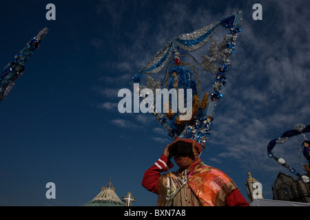 Ein einheimischer Tänzer tragen eine Kopf Ornament mit dem Bild der Jungfrau von Guadalupe führt in Mexiko-Stadt. Stockfoto