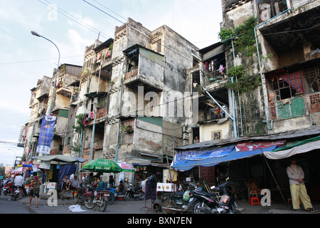 Die buding, auch bekannt als das weiße Gebäude, war ein 1950er Jahre Appartementhaus im Zentrum von Phnom Penh, Kambodscha. Es wurde im Jahr 2017 abgerissen. Stockfoto