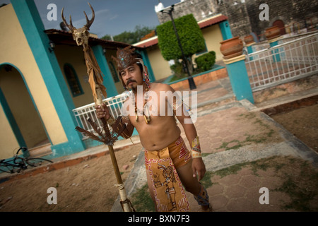 Ein Maya-Ball-Player stellt für ein Porträt in Chapab Dorf in Yucatan-Zustand in der mexikanischen Halbinsel Yucatan, Mexiko Stockfoto