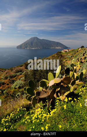 Insel Salina von der Küste von Lipari aus gesehen Stockfoto