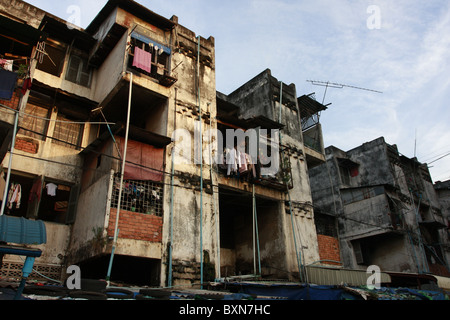 Die buding, auch bekannt als das weiße Gebäude, war ein 1950er Jahre Appartementhaus im Zentrum von Phnom Penh, Kambodscha. Es wurde im Jahr 2017 abgerissen. Stockfoto