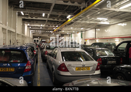 Blick entlang dem Autodeck auf der Stena Europa-Fähre, die von Fishguard, Wales nach Rosslare, Irland segelt. Stockfoto