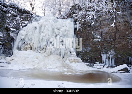 Ein gefrorener Wasserfall (Lynn Glen) außerhalb Dalry in North Ayrshire, Schottland Stockfoto