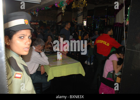 Sicherheit an Leopold Bar in Mumbai Stockfoto