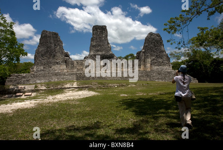 Ein Tourist nimmt Bilder des Hauptgebäudes der Maya-Ruinen von Xpuhil, entlang der Puuc-Route in Halbinsel Yucatan, Mexiko. Stockfoto