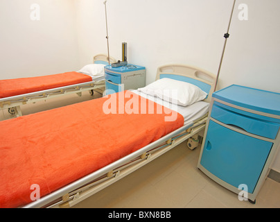 Zwei Betten in einem Privatkrankenhaus Stationszimmer Stockfoto