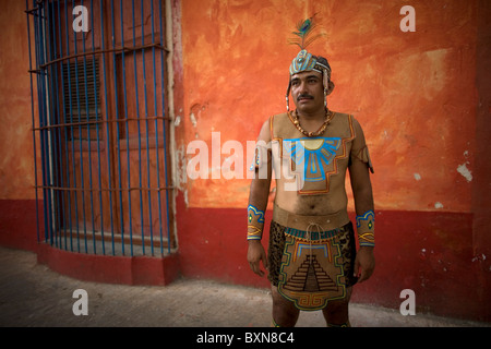 Ein Maya-Ball-Player stellt für ein Porträt in Chapab Dorf in Yucatan-Zustand in der mexikanischen Halbinsel Yucatan, Mexiko Stockfoto