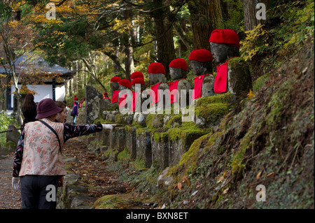 Touristen auf der Suche auf Jizo Statuen in Kanmangafuchi Abgrund in Nikko, Japan Stockfoto