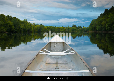 Kanu auf dem Wasser des Stillwater River, Orono Stockfoto