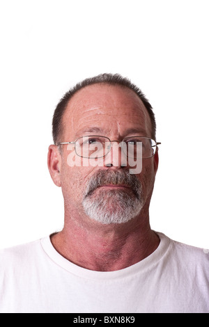 Ein älterer Mann mit einem grauen Bart und Schnurrbart mit Brille auf der ernsthaften Suche Stockfoto