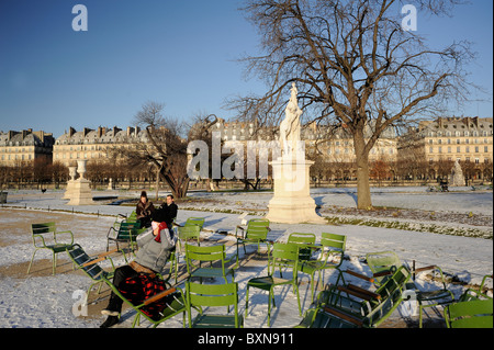 Paris, Frankreich, Touristen an Tuileries Garten mit Schnee im Winter Stockfoto