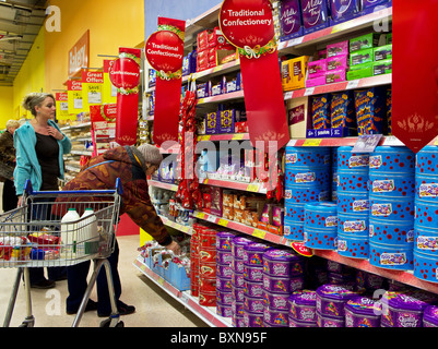 Kunden kaufen Weihnachten Süßigkeiten in einem Tesco Supermarkt, uk Stockfoto