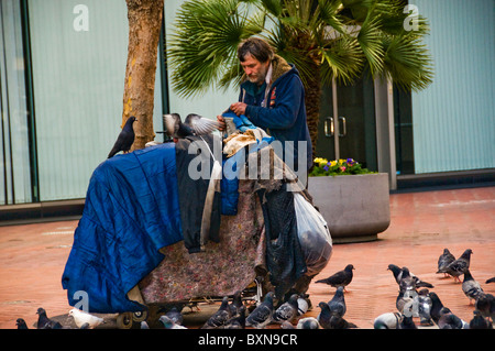 Obdachloser zu Fuß mit Einkaufswagen auf Bürgersteig in San Francisco CA USA Kalifornien Stockfoto