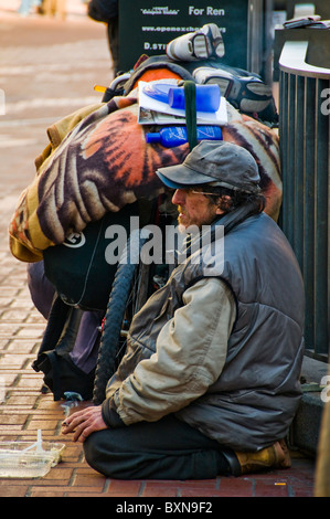 Obdachloser auf Stadt Bürgersteig in San Francisco CA USA Kalifornien sitzen Stockfoto