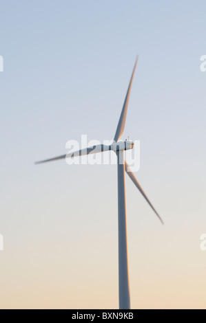 Windkraftanlage im Morgengrauen Stockfoto