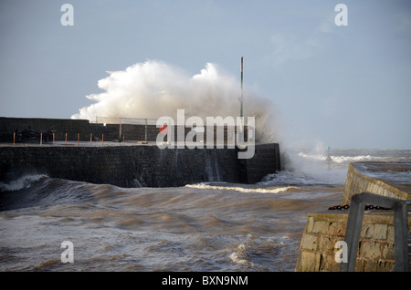 Wellen von einem großen Sturm schlägt im Hafen von Aberaeron an einem kalten Dezember-Morgen ist Wich ein sicherer Hafen für Boote Stockfoto