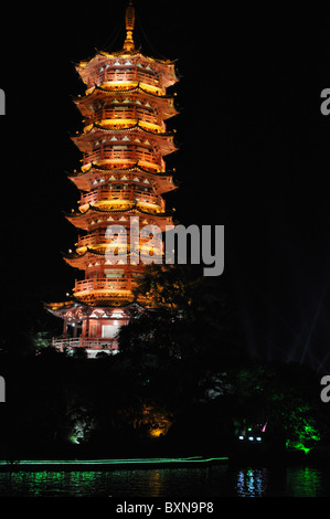 Beleuchtete Häuser und Brücken sind ein schöner Anblick in der Nacht in Guilin, Südchina Stockfoto