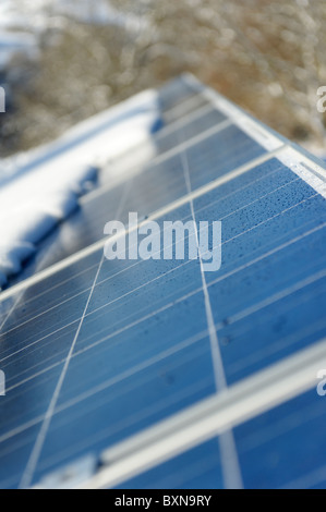 Photovoltaik-Solar-Panel mit Schnee Stockfoto