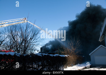 Antenne truck leitet Strom von Wasser auf Feuer Lansing Township Michigan USA Stockfoto