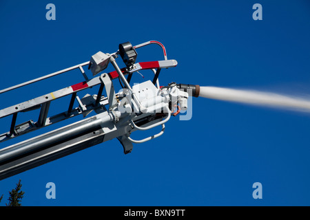 Antenne truck leitet Strom von Wasser auf Feuer Lansing Township Michigan USA Stockfoto