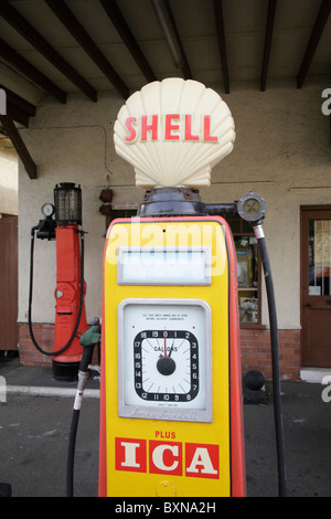 Alten Shell-Zapfsäule an alten Tankstelle jetzt ein motor Museum Colyford in der Nähe von Seaton Devon UK Stockfoto