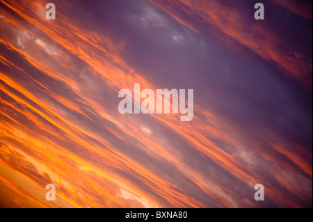 Golden gestreift diagonal Hintergrund Sonnenuntergang Stockfoto