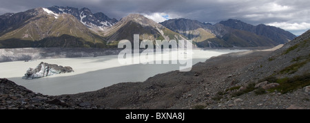 Eisberge schwimmen auf dem terminal See der Tasman-Gletscher, hinter seine Moräne gefangen. Stockfoto