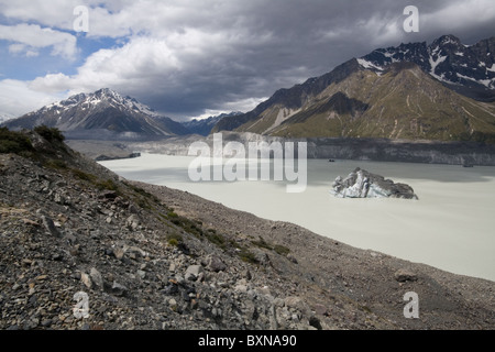 Eisberge schwimmen auf dem terminal See der Tasman-Gletscher, hinter seine Moräne gefangen. Stockfoto