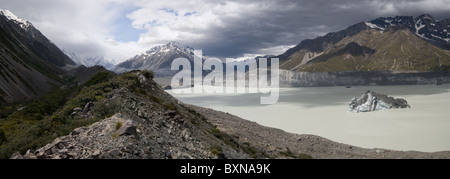 Eisberge schwimmen auf dem terminal See der Tasman-Gletscher, hinter seine Moräne gefangen. Stockfoto