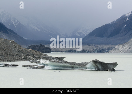 Eisberge schwimmen auf dem terminal See der Tasman-Gletscher, hinter dem terminal Morraine gefangen. Stockfoto