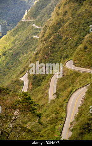 Klippen und gewundene Straße im Serra Rio Do Rastro, Lauro Müller, Santa Catarina, Brasilien Stockfoto