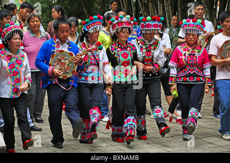 Einheimische in Yi ethnische Minderheit Kleidung tanzen im Park, Kunming, China gekleidet Stockfoto