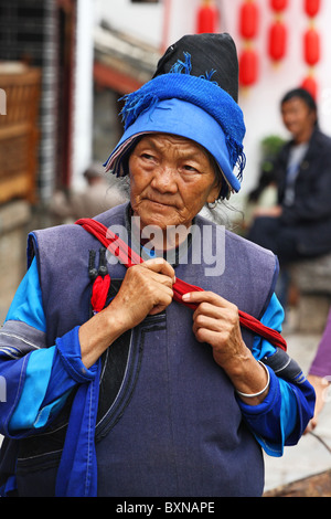 Frau der Naxi in Lijiang, Provinz Yunnan, China Stockfoto