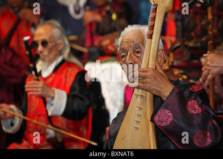 Chinesischer Lautenspieler im Naxi Orchester in Lijiang, Provinz Yunnan, China Stockfoto