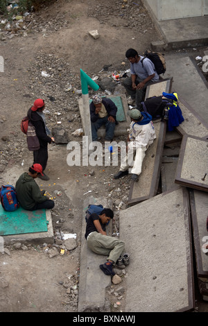 Zentralamerikanische Migranten Reisen in Mexiko, in den Vereinigten Staaten arbeiten warten entlang der Bahngleise in Mexiko-Stadt Stockfoto