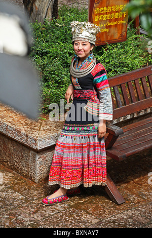 Frauen in traditioneller Tracht posiert in Lijiang, Yunnan Province, China Stockfoto