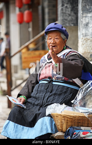 Naxi Frau in Straße, Lijiang, Provinz Yunnan, China Stockfoto