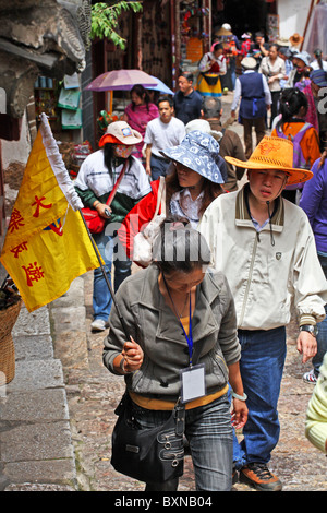 Chinesische Reiseleiter in Lijiang, Yunnan Province, China Stockfoto