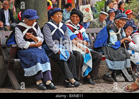 Frauen der Naxi in Lijiang, Provinz Yunnan, China Stockfoto