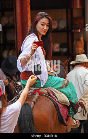 Chinesische Dame auf Pferd, Lijiang, Provinz Yunnan, China Stockfoto