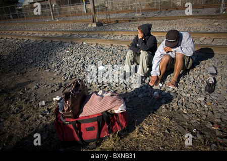 Zentralamerikanische Migranten Reisen in Mexiko, in den Vereinigten Staaten arbeiten warten entlang der Bahngleise in Mexiko-Stadt Stockfoto