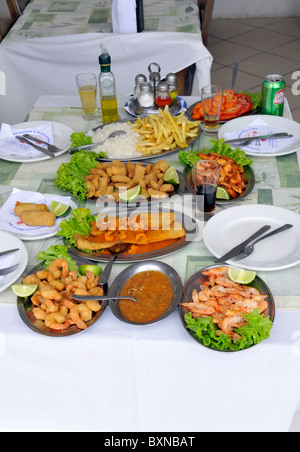 Typische Meeresfrüchte-Platte mit Garnelen auf mehrere verschiedene Arten zubereitet, Barra da Lagoa, Florianopolis, Santa Catarina, Brasilien Stockfoto