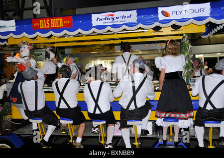 Bier trinken Auto, Streetparade, Oktoberfest, Blumenau, Santa Catarina, Brasilien Stockfoto