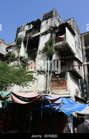 Die buding, auch bekannt als das weiße Gebäude, war ein 1950er Jahre Appartementhaus im Zentrum von Phnom Penh, Kambodscha. Es wurde im Jahr 2017 abgerissen. Stockfoto