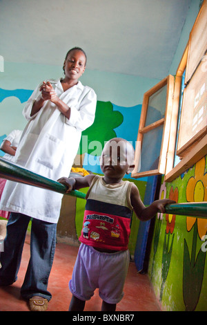 Kind mit Entwicklungsstörung auf physische Rehabilitation, Maji Mazuri Kinderhaus, Nairobi, Kenia Stockfoto