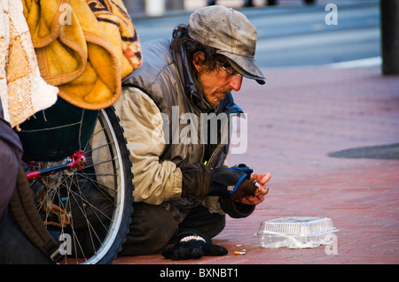 Obdachloser auf Stadt Bürgersteig in San Francisco CA USA Kalifornien sitzen Stockfoto