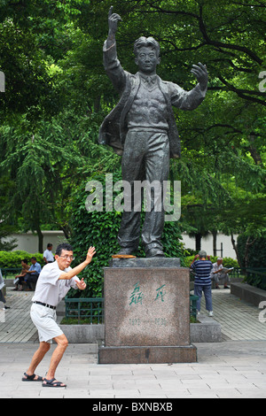 Mann tut Tai Chi in der Straße, Shanghai, China Stockfoto