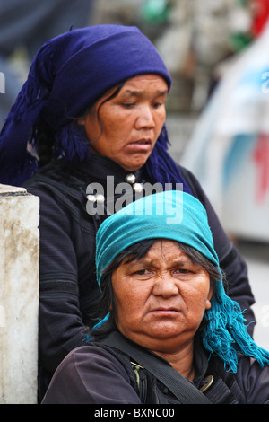 Frauen aus der ethnischen Minderheit der Hani auf der Straße von Yuanyang, Provinz Yunnan, China Stockfoto